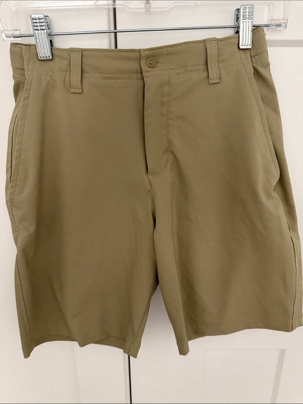 Under Armour kids Flat-Front lightweight adjustable waist khaki Shorts. Size YLG
